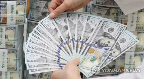 (LEAD) Korea's FX reserves dip US$8.9 bln in March, sharpest drop in over decade