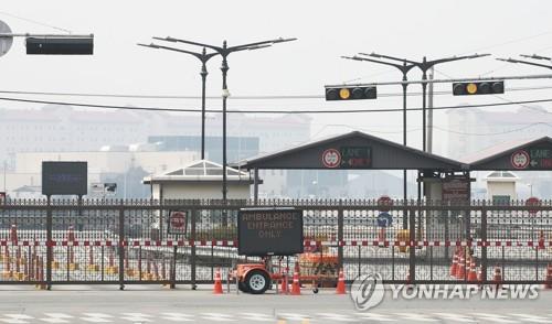 Seen here is a gate of the U.S. base Camp Humphreys in Pyeongtaek, south of Seoul. The U.S. Forces Korea (USFK) said in a tweet on March 8, 2020, that the U.S. Department of the Army has ordered its soldiers and their families to stop movement to and from South Korea amid concerns over the new coronavirus. (Yonhap) 