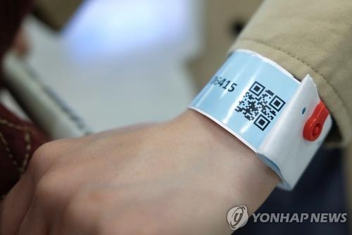 This file photo provided by Reuters shows an electronic wristband being used in Hong Kong. (PHOTO NOT FOR SALE) (Yonhap)