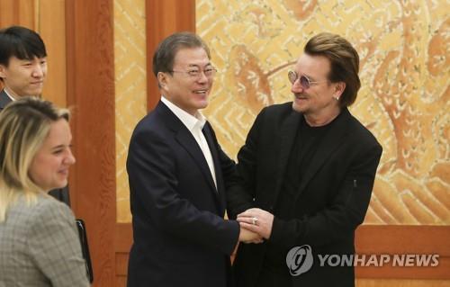 U2 leader asks S. Korean president to support Ireland in fight against coronavirus