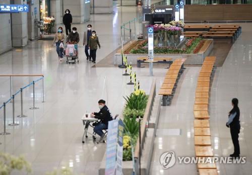 The arrival lobby of the first terminal of Incheon International Airport, west of Seoul, is quiet on April 13, 2020, as steps to restrict visa-free entry from 90 countries were implemented on the day in a bid to prevent virus inflow from abroad. (Yonhap) 