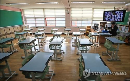 A teacher uses an online learning program at an empty classroom at an elementary school in Seoul on April 16, 2020, amid the spread of the novel coronavirus. (Yonhap)