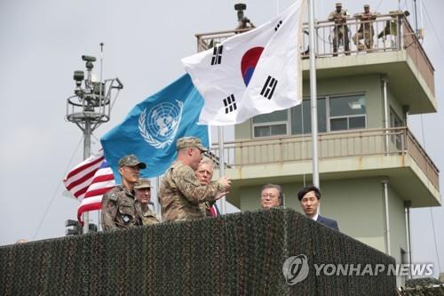 South Korean President Moon Jae-in (2nd from R) and U.S. President Donald Trump (C) look at North Korea from the Observation Post Ouellette along the Demilitarized Zone (DMZ), which separates the two Koreas, on June 30, 2019. (Yonhap)