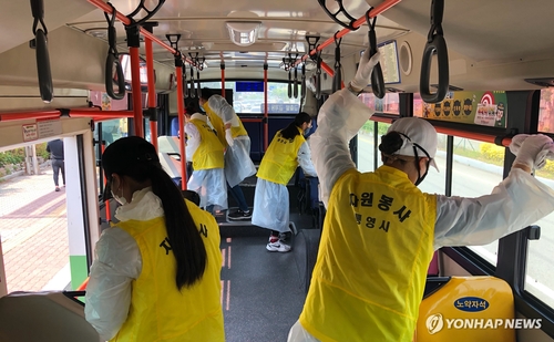 This photo provided by the city of Tongyeong shows volunteers cleaning and disinfecting a city bus in the southwestern coastal city on May 4, 2020. (PHOTO NOT FOR SALE) (Yonhap)