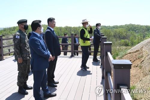 Unification Minister Kim Yeon-chul (3rd from L) visits the Demilitarized Zone near Paju, Gyeonggi Province, on May 6, 2020, in this photo provided by his office. (PHOTO NOT FOR SALE) (Yonhap)