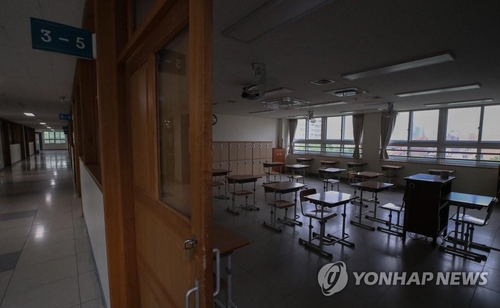 Desks are spaced out in a Seoul high school in this undated file photo. (Yonhap)