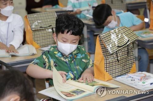 A boy reads a textbook at Suwan Elementary School in Gwangju, a southwestern city, on May 27, 2020. (Yonhap)