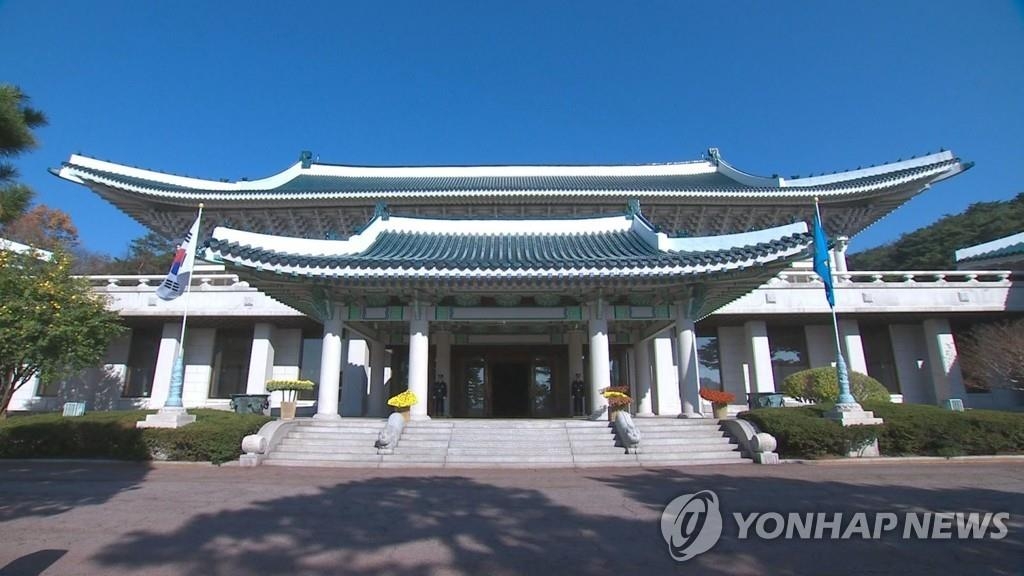 Moon to replace several secretaries, except powerful old guards
