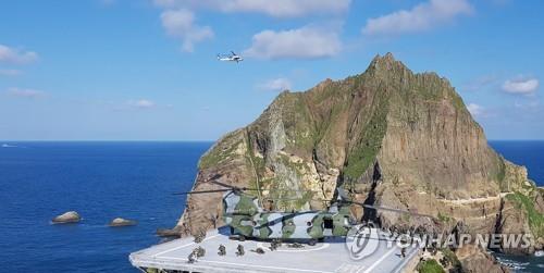 The file photo taken Aug. 25, 2019, shows the South Korean armed forces holding an exercise to defend the easternmost islets of Dokdo. (Yonhap)