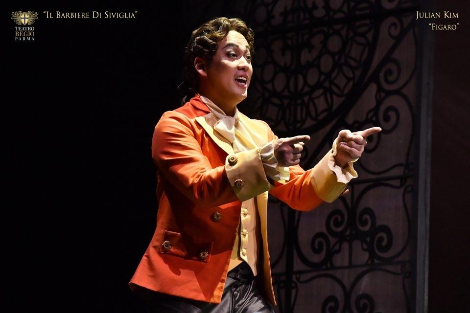 Baritone Kim Joo-taek plays the role of Figaro in "Barber of Seville" at the Regio Theater of Parma in 2019 in this photo provided by Arts & Artists. (PHOTO NOT FOR SALE) (Yonhap)