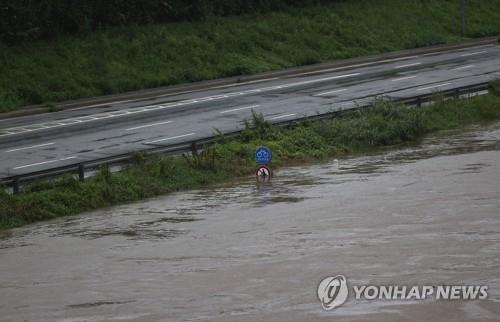 A section of Seoul Dongbu Urban Expressway is closed on Aug. 6, 2020, after heavy rains pushed up the water level of the Han River. (Yonhap)