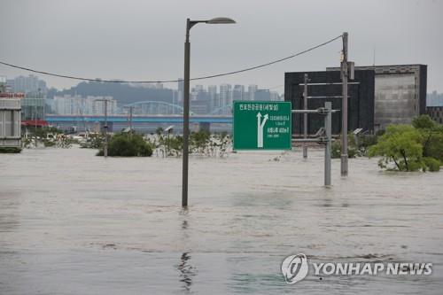 A riverside park in Seoul's Banpo district adjoining the Han River is inundated due to heavy rains on Aug. 6, 2020. (Yonhap)