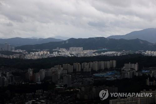 This undated file photo shows a heavily overcast neighborhood in Seoul. (Yonhap) 