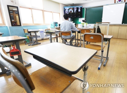 This undated file photo shows a teacher giving online instructions at an elementary school in Yongin, Gyeonggi Province. (Yonhap)
