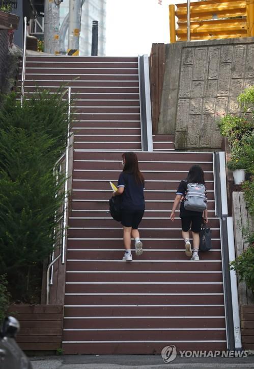 Students go home after school in Seoul on Aug. 25, 2020. (Yonhap)