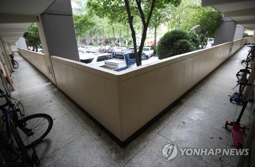 The photo shows an apartment in Seoul's Guro Ward on Aug. 27, 2020, where a cluster of infections was reported. (Yonhap)