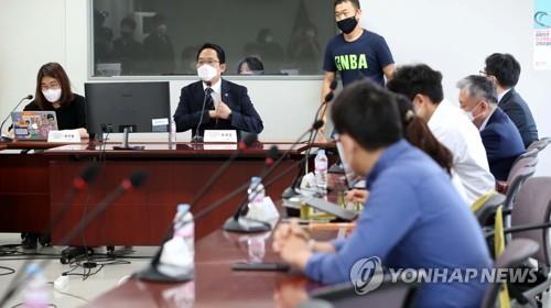 Korean Medical Association (KMA) chief Choi Dae-zip presides over a meeting to map out a proposal in connection with the government's controversial medical reform plan at KMA headquarters in Seoul on Sept. 3, 2020. (Yonhap)