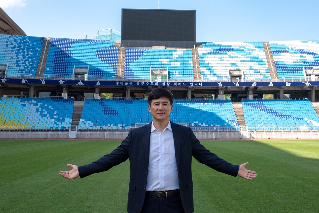 Suwon Samsung Bluewings' new head coach Park Kun-ha poses on the field at Suwon World Cup Stadium in Suwon, 45 kilometers south of Seoul, in this photo provided by the K League 1 football club on Sept. 8, 2020. (PHOTO NOT FOR SALE) (Yonhap)
