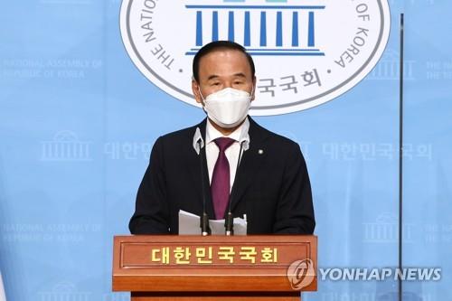 Rep. Park Duk-hyum of the People Power Party announces his decision to leave the party on Sept. 23, 2020, amid corruption allegations. (Yonhap)
