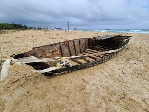 A wooden ship presumed to have drifted from North Korea lies on a beach in Goseong, eastern South Korea, on Sept. 25, 2020. (Yonhap)
