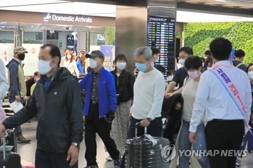 Jeju International Airport is crowded with inbound travelers on the traditional Chuseok autumn harvest holiday on Oct. 1, 2020. (Yonhap)