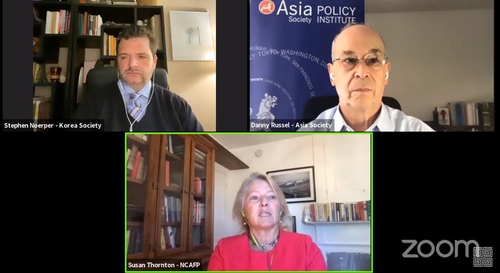 The captured image shows U.S. experts speaking in a virtual seminar hosted by the New York-based Korea Society on Oct. 1, 2020. They are (from top right, clockwise) Daniel Russel, former assistant secretary of state for East Asian and Pacific affairs, Susan Thornton, former acting assistant secretary of state for East Asian and Pacific affairs, and Stephen Noerper, senior director at the Korea Society. (Yonhap)