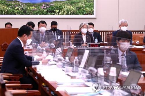 Foreign Minister Kang Kyung-wha attends a hearing by the Foreign Affairs and Unification Committee on the first day of the annual parliamentary inspection in Seoul on Oct. 7, 2020. (Yonhap)