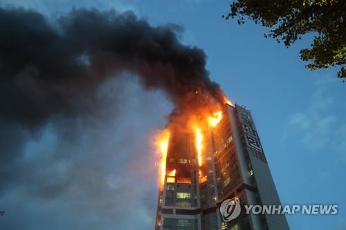 Smoke and flames are seen at a 33-story apartment building in South Korea's southern city of Ulsan on Oct. 9, 2020. (Yonhap)