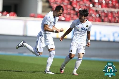 Stefan Mugosa of Incheon United (L) celebrates his goal against Seongnam FC during a K League 1 match at Tancheon Sports Complex in Seongnam, Gyeonggi Province, on Sept. 27, 2020, in this file photo provided by the Korea Professional Football League. (PHOTO NOT FOR SALE) (Yonhap)