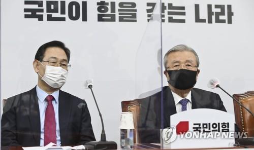 Main opposition People Power Party leader Kim Chong-in (R) and floor leader Rep. Joo Ho-young attend the party's top council meeting on Oct. 19, 2020. (Yonhap)