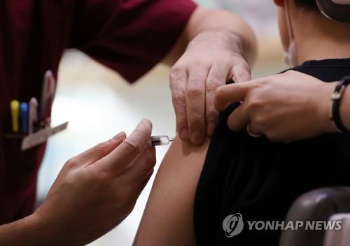 This file photo shows a flu shot being administered. (Yonhap) 