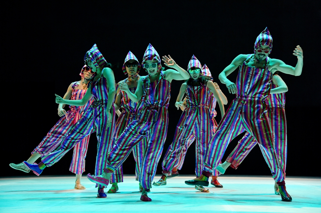 This photo, provided by Ok Sang-hoon, shows the Ambiguous Dance Company peforming "Fever." (PHOTO NOT FOR SALE)