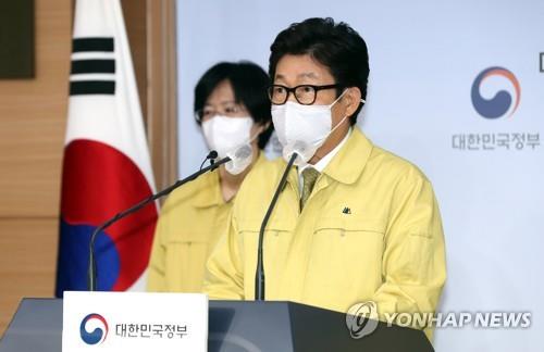 Environment Minister Cho Myung-rae speaks at a news conference on a seasonal fine dust management program at the government complex in Seoul on Nov. 30, 2020. (Yonhap)