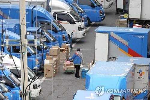 A courier of CJ Logistics sorts parcels at a logistics center in Seoul on Oct. 22, 2020. (Yonhap)