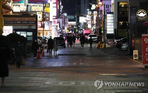 A street in Gangnam, one of the busiest districts in Seoul, is mostly empty on Dec. 3, 2020, as South Korea has implemented strict antivirus measures to stop the spread of the new coronavirus. (Yonhap)