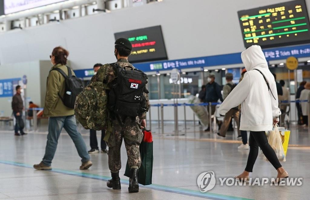This file photo, taken Oct. 12, 2020, shows a service member at Seoul Station. (Yonhap)