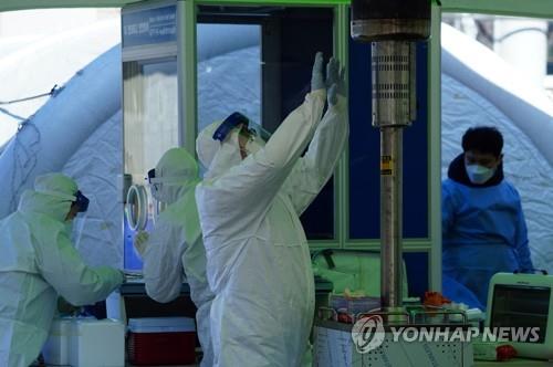 (LEAD) S. Korea inching closer to toughest virus curbs, as daily virus tally tops 1,000 for 2nd day | Yonhap News Agency