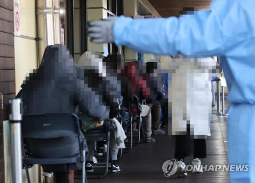 (2nd LD) S. Korea inching closer to toughest virus curbs, as daily virus tally tops 1,000 for 2nd day