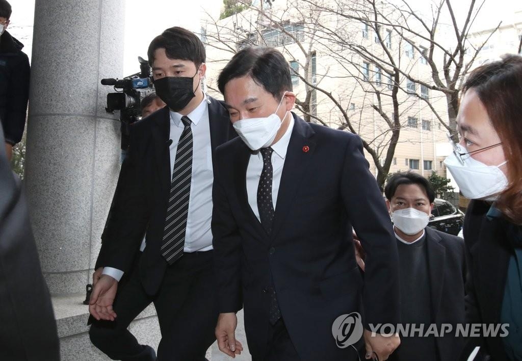 Jeju Gov. Won Hee-ryong heads to the Jeju District Court to attend a sentencing hearing over his alleged violation of an election law on Dec. 24, 2020. (Yonhap)