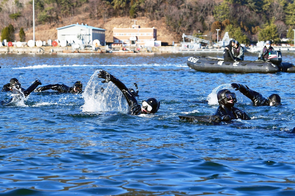 In this photo, provided by the Navy on Jan. 22, 2021, members of the Sea Salvage and Rescue Unit conduct annual wintertime training at the southern port of Jinhae. The three-day exercise kicked off on Jan. 20. (PHOTO NOT FOR SALE) (Yonhap) 