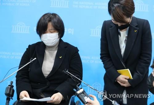 The Justice Party's deputy chief Bae Bok-joo (L) apologizes for party head Kim Jong-cheol's sexual harassment of Rep. Jang Hye-young, during a press conference at the National Assembly in Seoul on Jan. 25, 2021. (Yonhap) 