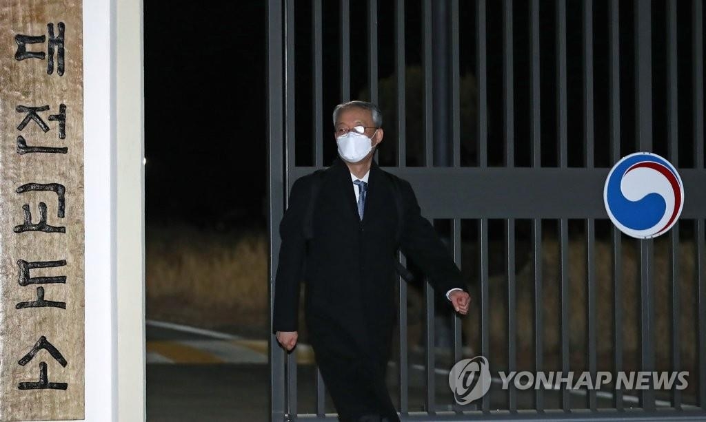 Paik Un-gyu, former minister for the Ministry of Trade, Industry and Energy, leaves Daejeon Prison, where he awaited a decision by the Daejeon District Court on his arrest, on Feb. 9, 2021. (Yonhap)