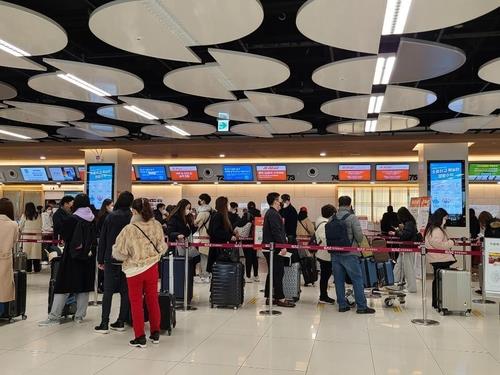 People wait in line at Gimpo International Airport in western Seoul on the afternoon of Feb. 10, 2021. (Yonhap)