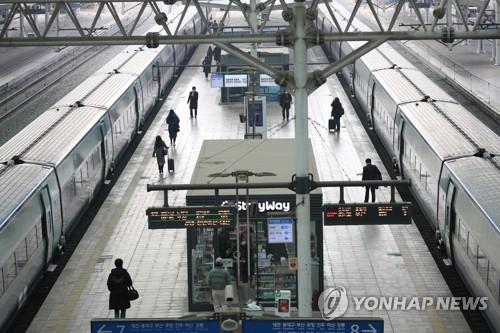A platform at Seoul Station is relatively quiet on Feb. 11, 2021, the first day of the extended Lunar New Year holiday. (Yonhap)