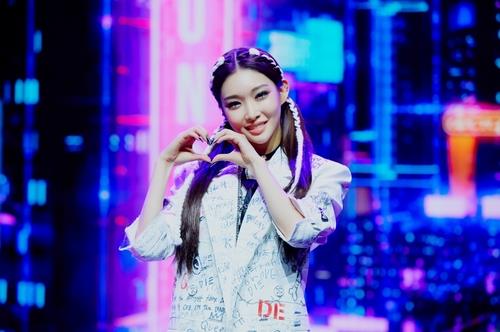 This photo, provided by MNH Entertainment, shows K-pop soloist Chungha posing during a press conference held on Feb. 15, 2021. (PHOTO NOT FOR SALE) (Yonhap)