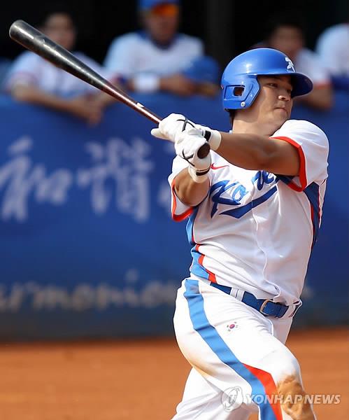 In this file photo from Nov. 18, 2010, Choo Shin-soo of South Korea hits a solo home run against China in the bottom of the third inning of the semifinal in the baseball tournament at the Guangzhou Asian Games at Aoti Baseball Field in Guangzhou, China. (Yonhap)