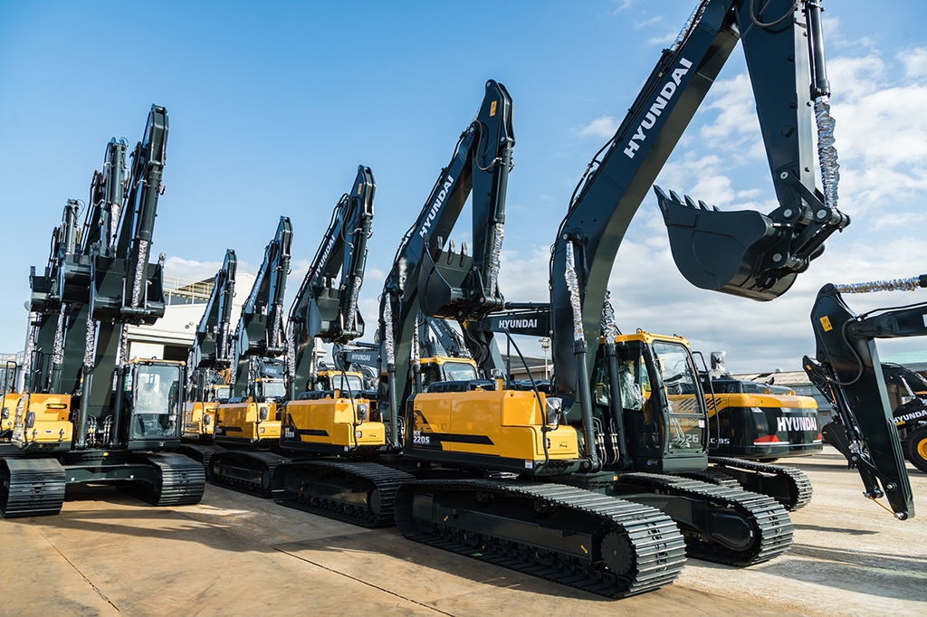 This photo, provided by Hyundai Construction Equipment on March 7, 2021, shows its HX300SL excavators to be provided to Qatar this year. (PHOTO NOT FOR SALE) (Yonhap)