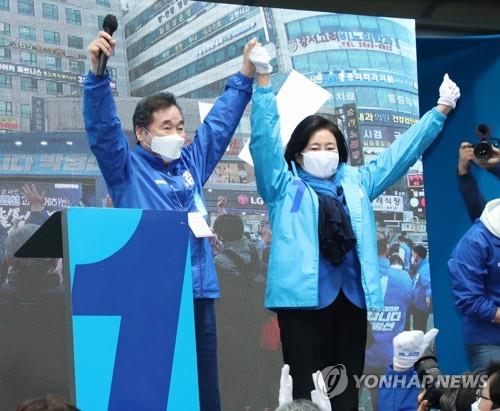 This photo provided by the National Assembly press corps shows Seoul mayoral candidate Park Young-sun (R) of the Democratic Party rallying support in northern Seoul on April 4, 2021, alongside the party's election committee co-chairman Lee Nak-yon. (Yonhap)