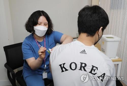 South Korean judoka An Baul, who will compete in the Tokyo Olympics, receives a Pfizer vaccine at the National Medical Center in central Seoul on April 29, 2021, in this joint press corps photo. (Yonhap)