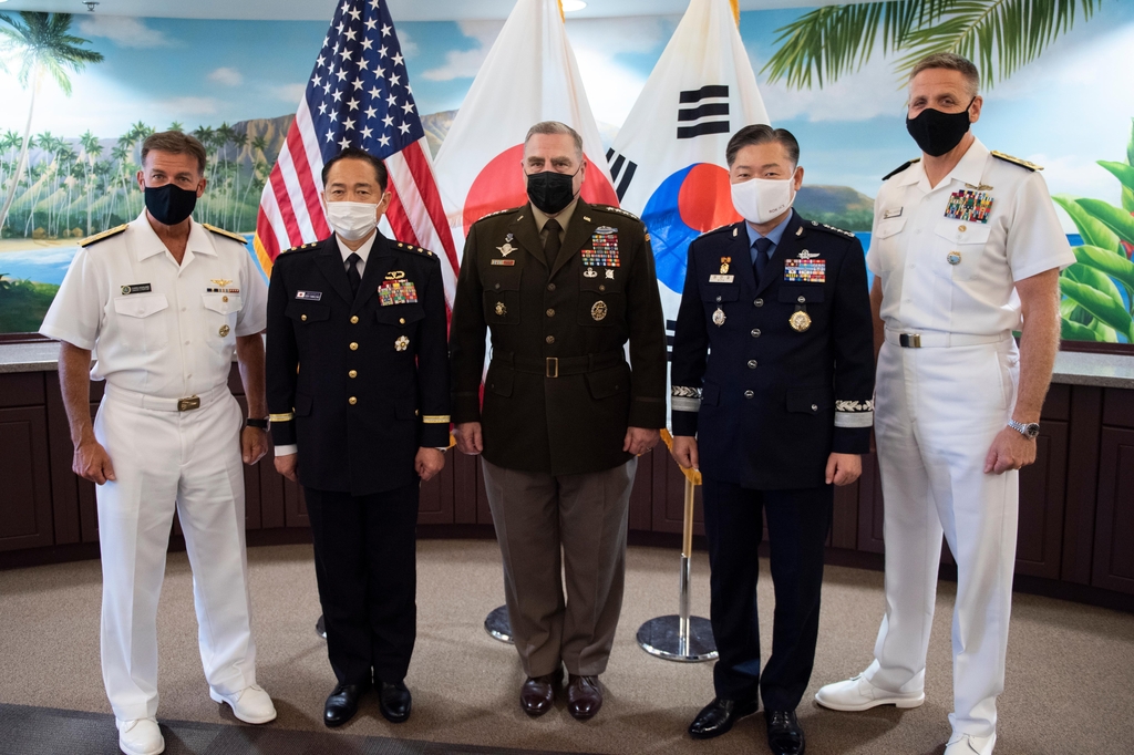 Joint Chiefs of Staff (JCS) Chairman Gen. Won In-choul (2nd from R) poses for a photo with his U.S. and Japanese counterparts, Gen. Mark Milley (C) and Gen. Koji Yamazaki (2nd from L), along with outgoing U.S. Indo-Pacific Command commander Adm. Philip Davidson (1st from R) and his successor Adm. John Aquilino (1st from L) in Hawaii on April 29, 2021, in this photo provided by the military. (PHOTO NOT FOR SALE) (Yonhap)